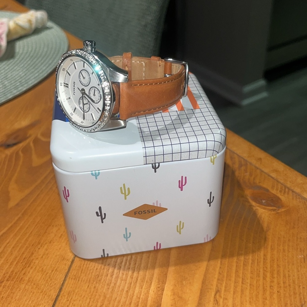 Fossil Classic Tan Leather and White Face Women’s Watch EUC - Picture 3 of 6